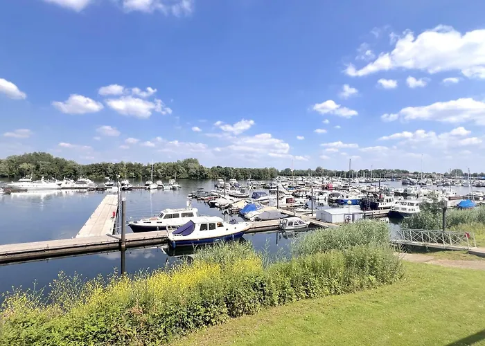 Waterkant Apartment Maasbommel